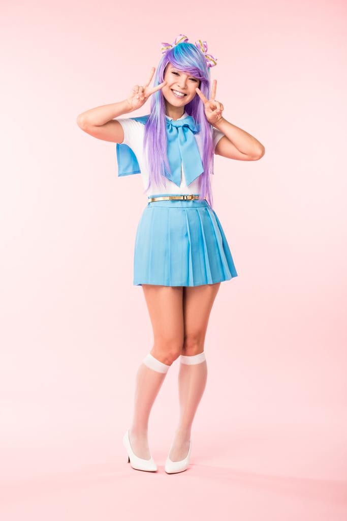 Largura completa vista de alegre asiático otaku chica mostrando la paz signos en rosa
 - Foto, Imagen