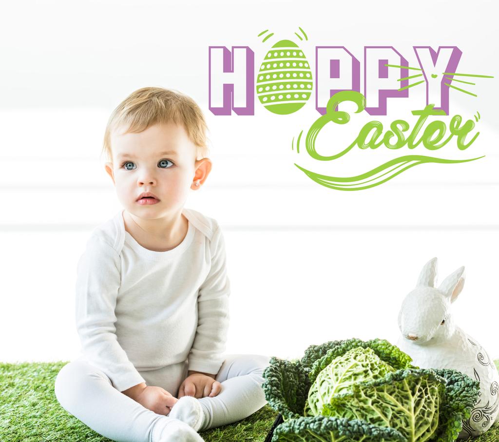 Kind sitzt neben Wirsing und dekorativem Hasen auf grünem Gras mit fröhlichem Osteraufdruck - Foto, Bild