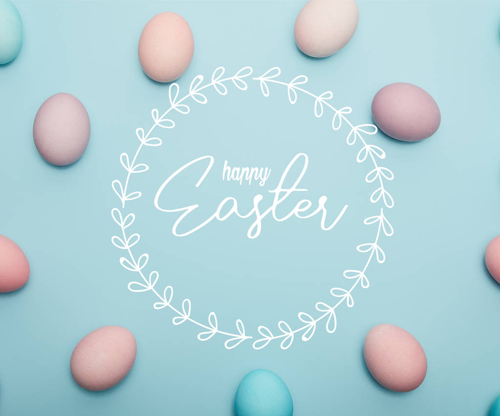 Ansicht von bemalten bunten Eiern auf blauem Hintergrund mit fröhlichem Osteraufdruck - Foto, Bild