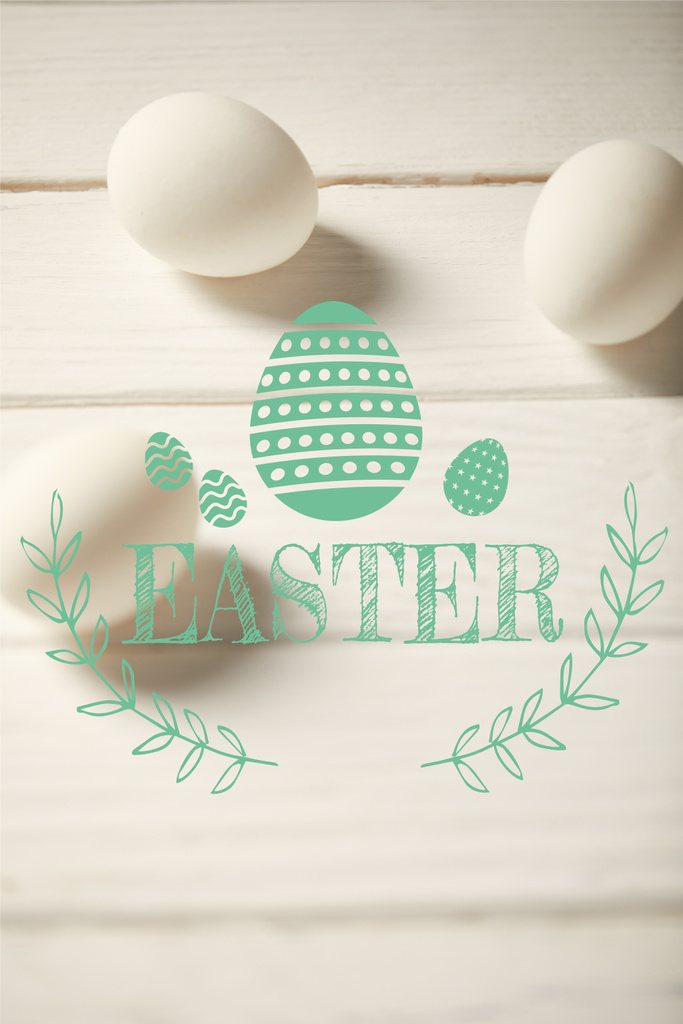 Kuřecí vejce na bílém dřevěném stolku s tyrkysovou velikonoční letci - Fotografie, Obrázek
