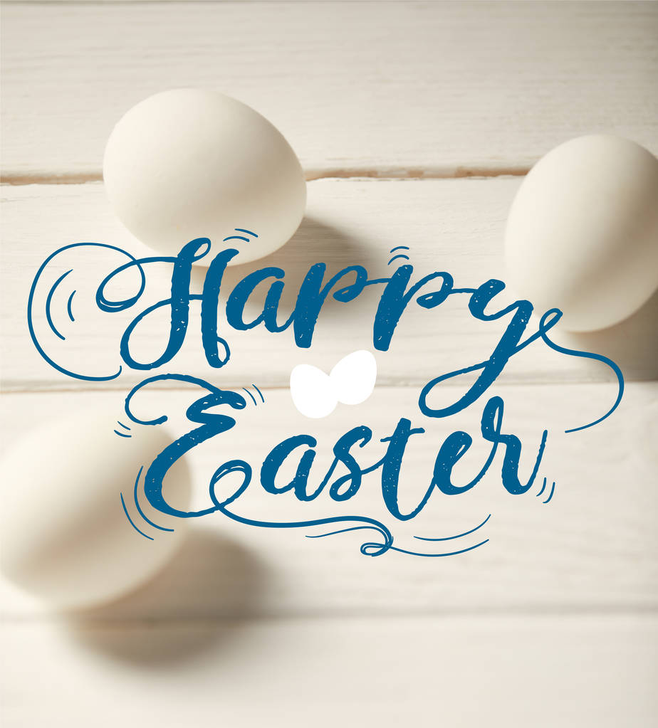ovos de galinha na mesa de madeira branca com letras felizes azuis da Páscoa
 - Foto, Imagem
