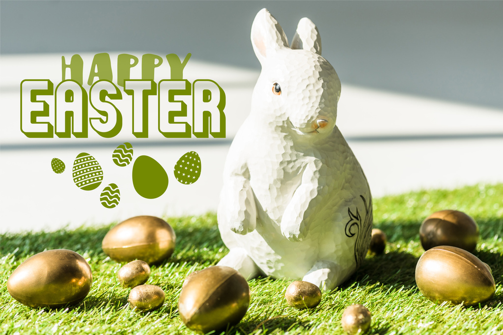 coniglio decorativo su erba verde vicino a pollo d'oro e uova di quaglia con felice illustrazione pasquale
 - Foto, immagini