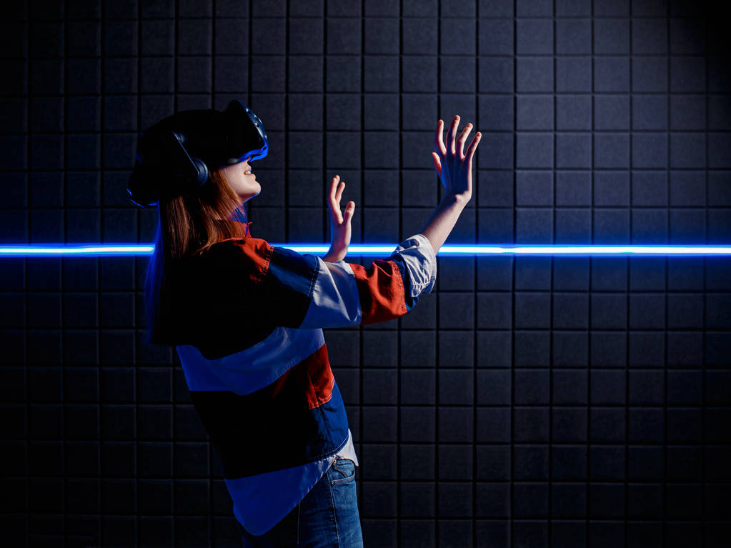 Девушка поражена игрой в виртуальной реальности
. - Фото, изображение