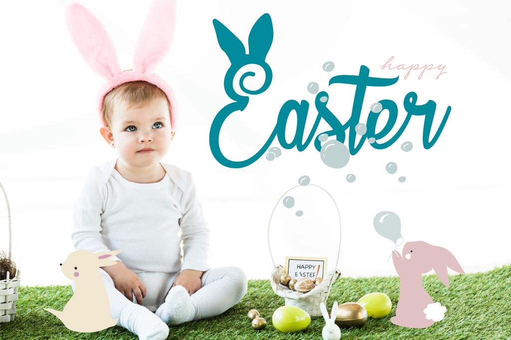 мила дитина у вухах кролика, що сидить біля розфарбованої курки та перепелиних яєць та великодніх ілюстрацій
 - Фото, зображення