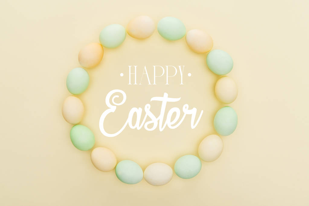 ylhäältä näkymä pyöreä runko maalattu kananmunat vaaleankeltainen tausta onnellinen pääsiäinen kirjoitus
 - Valokuva, kuva