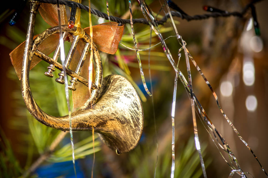 Brinquedo de Ano Novo - trompete musical pendurado em um ramo de árvore
. - Foto, Imagem