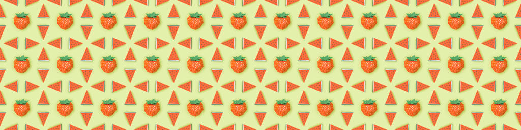 Panoramaaufnahme des Musters mit handgemachten Papier-Erdbeeren und Wassermelonenscheiben isoliert auf grünem Grund - Foto, Bild