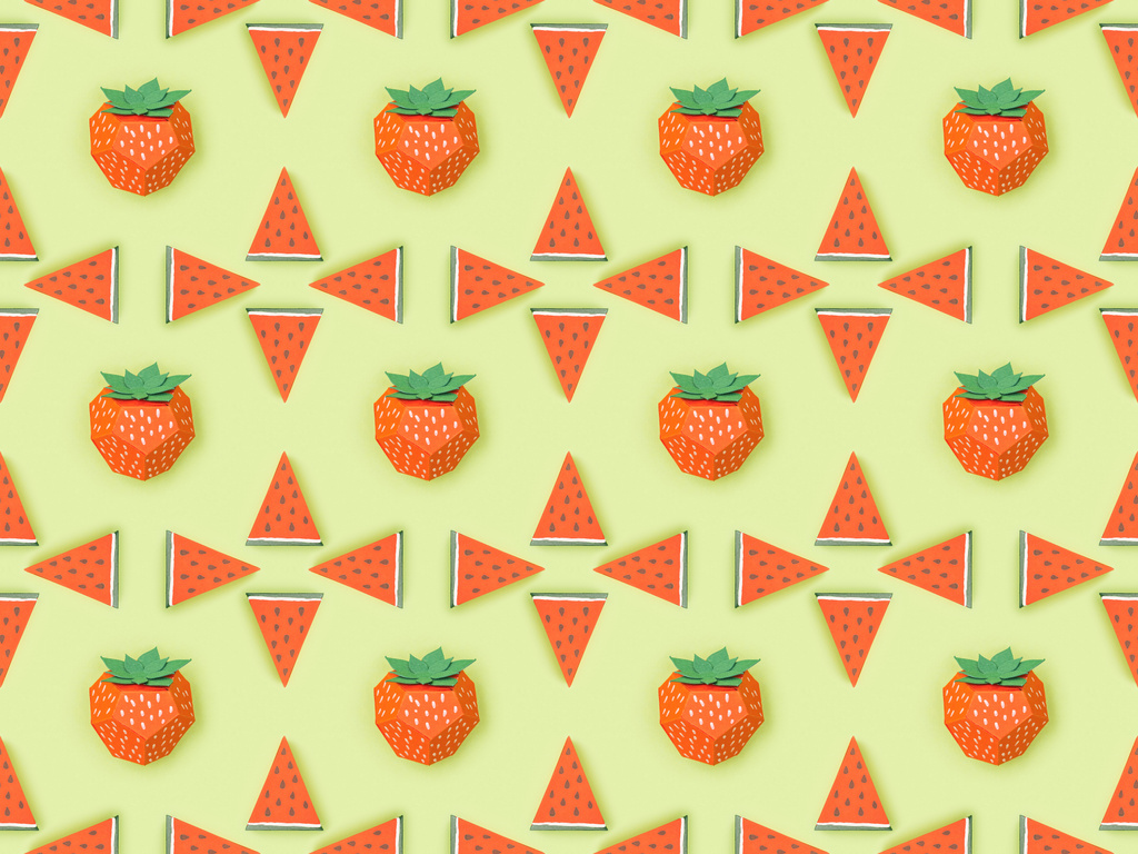 vue du dessus du motif avec des fraises en papier rouge à la main et des tranches de pastèque isolées sur vert
 - Photo, image