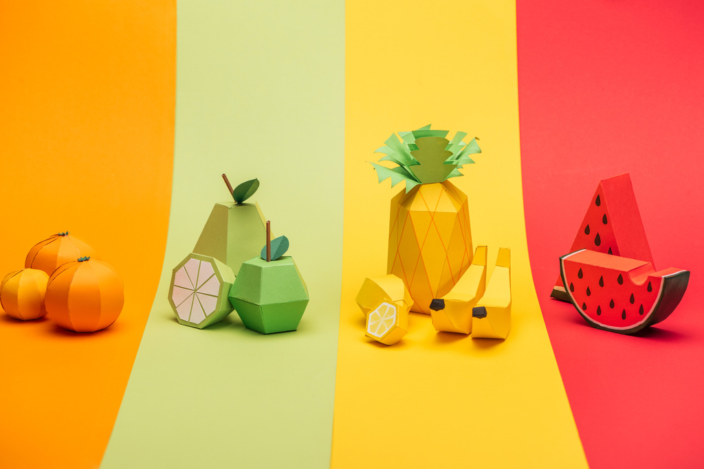 різні паперові фрукти ручної роботи на смугах барвистого паперу
 - Фото, зображення