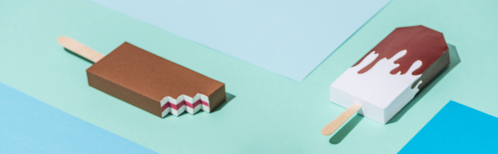 plano panorámico de helado de origami hecho a mano sobre papel azul y turquesa
 - Foto, Imagen