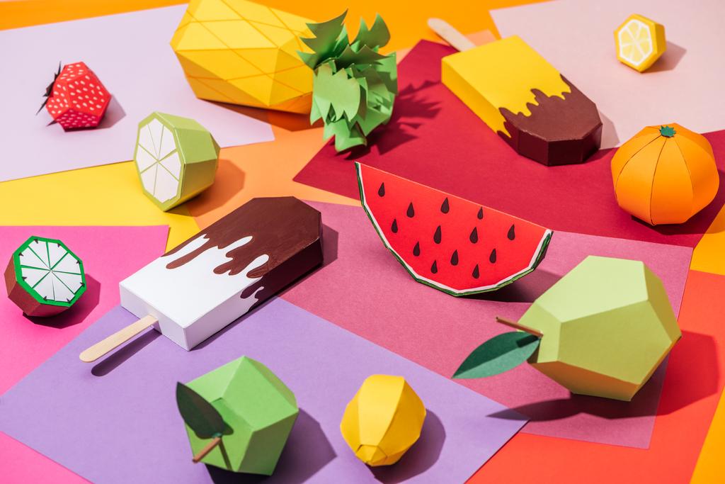 παγωτά οριγκάμι και χειροποίητο χαρτόνι φρούτα σε πολύχρωμο χαρτί - Φωτογραφία, εικόνα