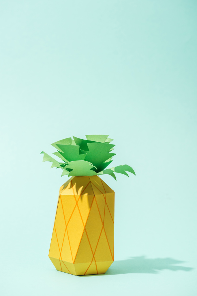 ručně vyrobený žlutý papír ananasu na tyrkysové s prostorem pro kopírování - Fotografie, Obrázek