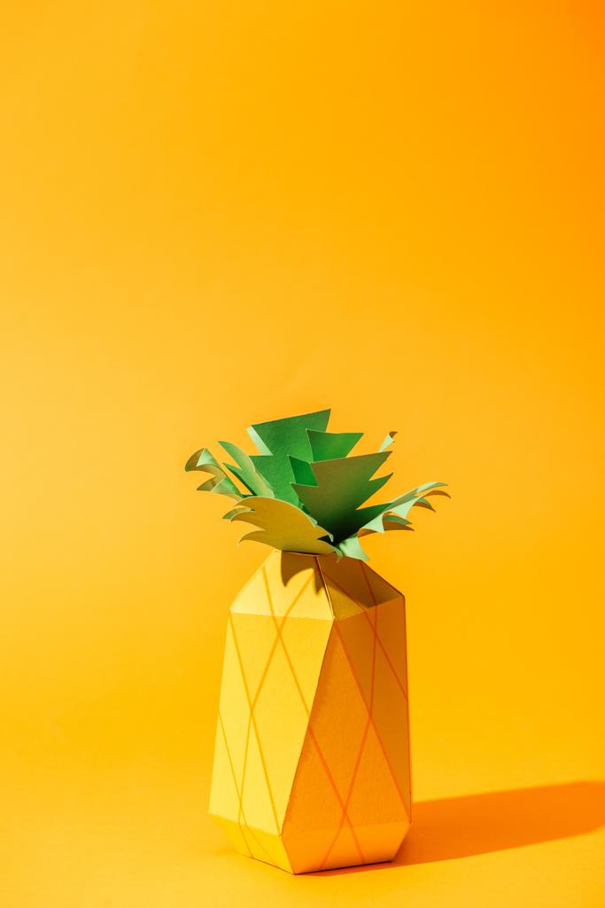 käsintehty paperi keltainen ananas appelsiinilla kopiotilaa
 - Valokuva, kuva