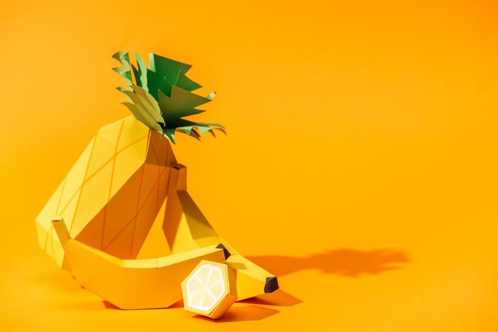 kopya alanı ile portakal üzerine el yapımı kağıt ananas, muz ve limon - Fotoğraf, Görsel