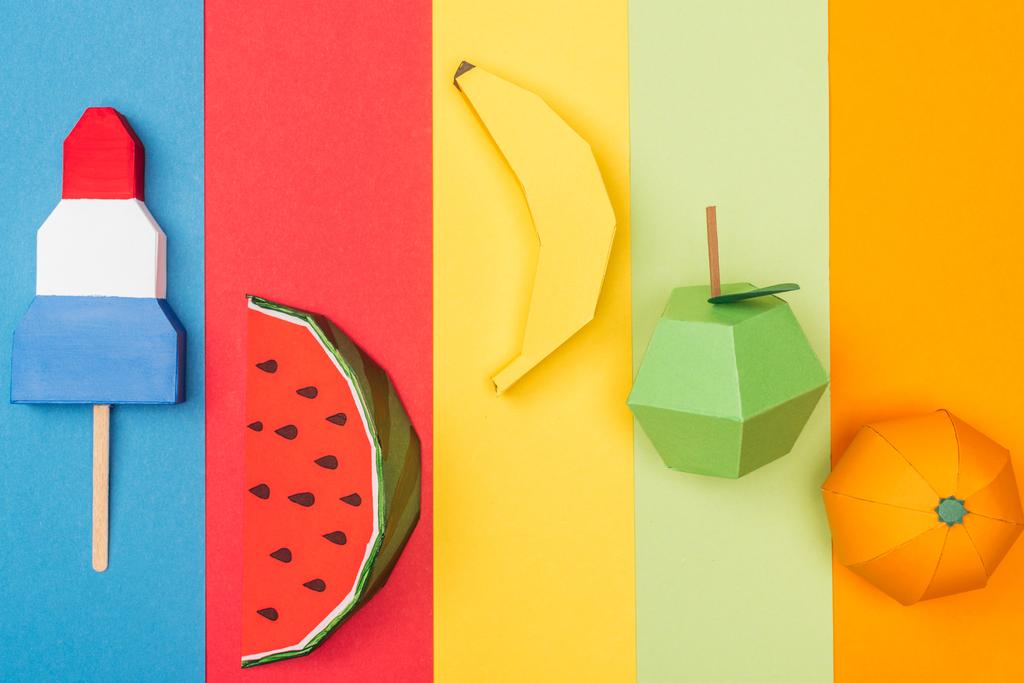pohled na různé origami ovoce a zmrzlinu na barevných proužků papíru - Fotografie, Obrázek