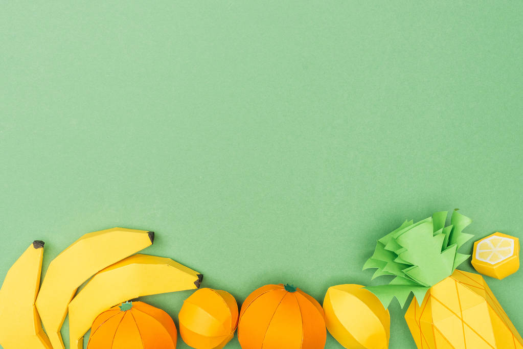 Κορυφαία όψη των χειροποίητων πολύχρωμων φρούτων οριγκάμι απομονωμένα στο πράσινο με χώρο αντιγραφής - Φωτογραφία, εικόνα