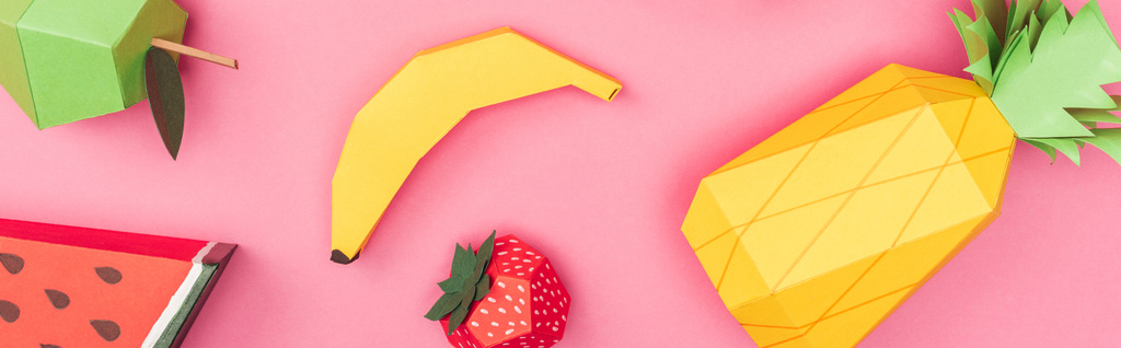 plano panorámico de coloridos frutos de papel hechos a mano aislados en rosa
 - Foto, Imagen