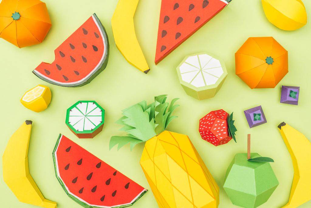 vista superior de varias frutas de origami coloridas hechas a mano aisladas en verde
 - Foto, imagen