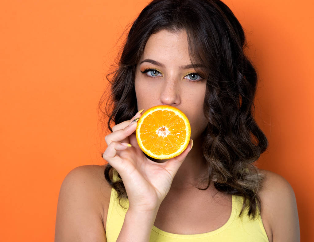 Nuori nainen poseeraa oranssi
  - Valokuva, kuva