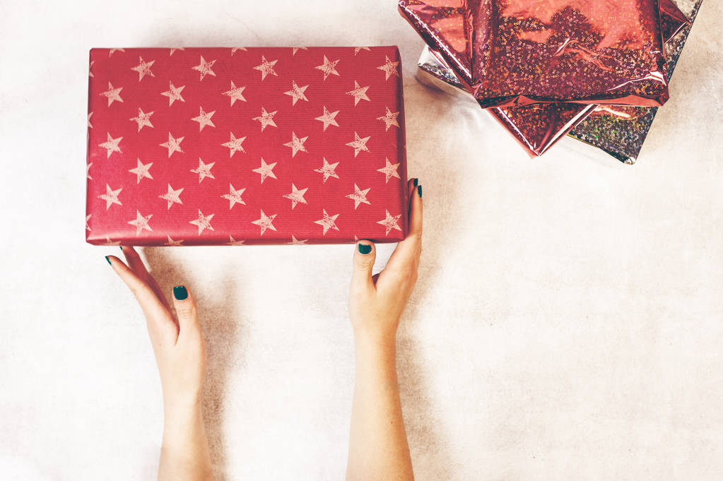 Mani che tengono la scatola regalo di carta con come regalo Natale, Capodanno, San Valentino o anniversario
 - Foto, immagini