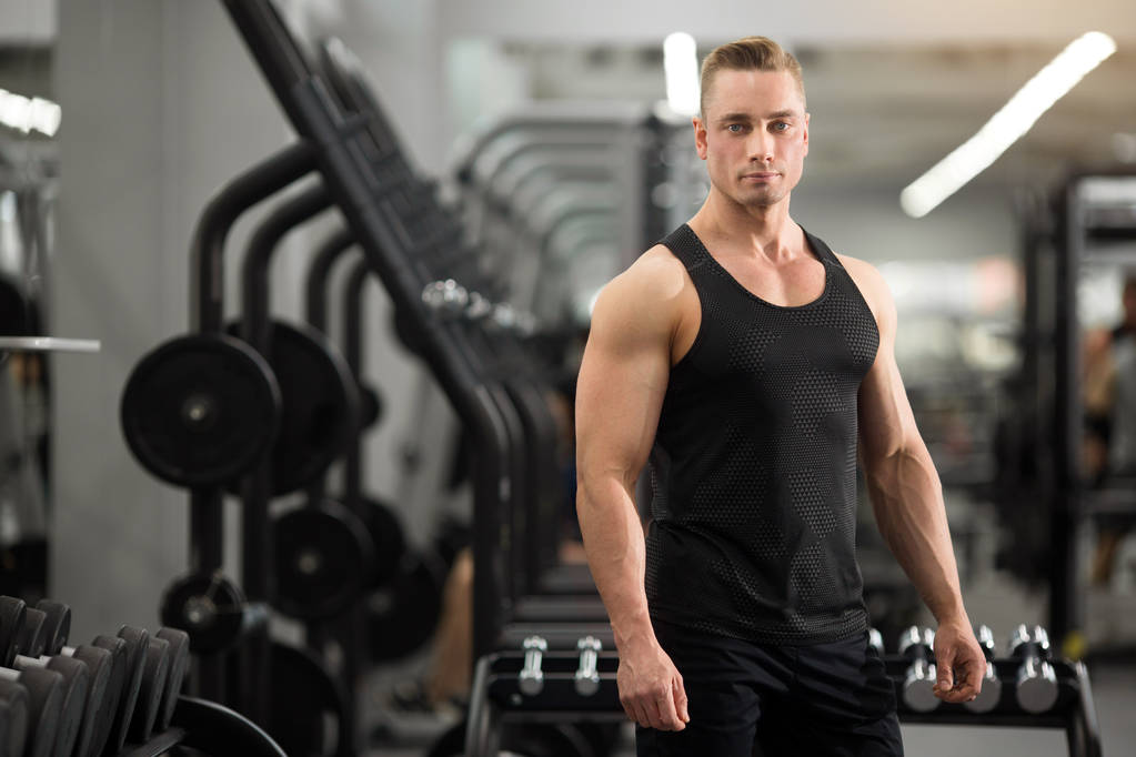 przystojny mężczyzna w dobrej kondycji z mięśniami w siłowni - Zdjęcie, obraz