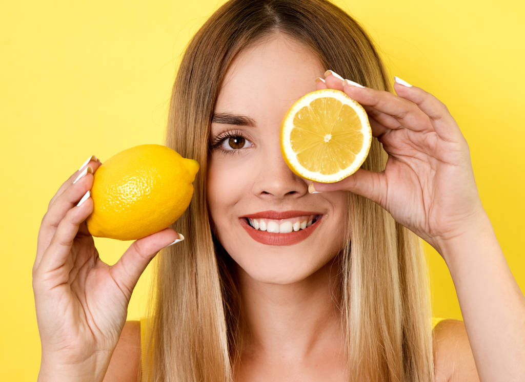 Mujer joven posando con limones
 - Foto, Imagen