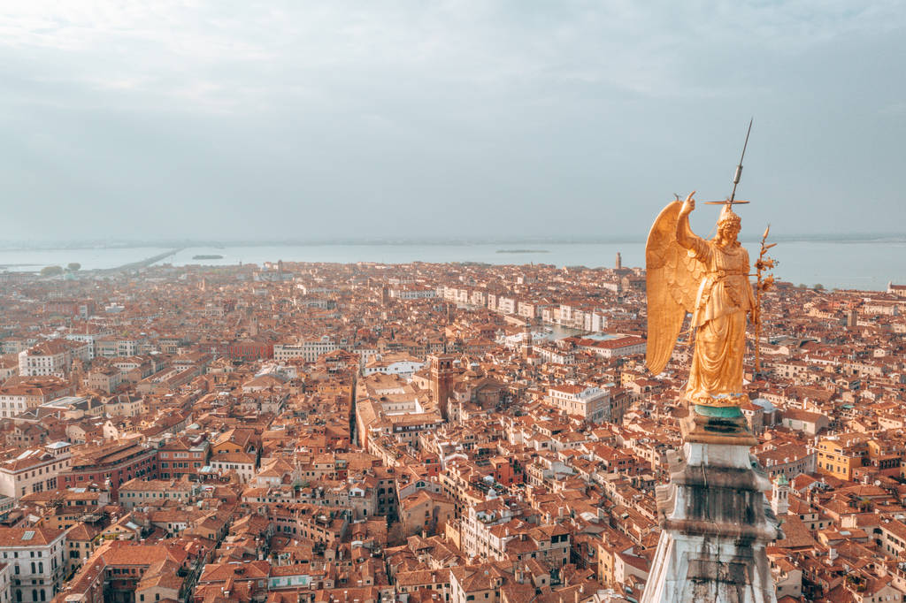 Vista deslumbrante da estátua de ouro do anjo no topo da torre do relógio na Praça de São Marcos, Veneza, Itália
  - Foto, Imagem