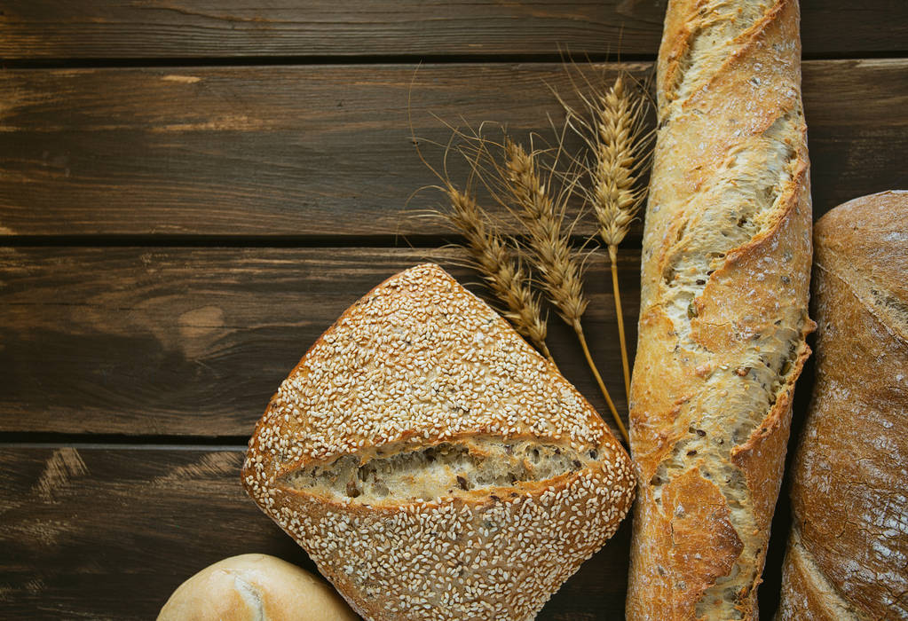 frisches Brot auf hölzerner Oberfläche - Foto, Bild