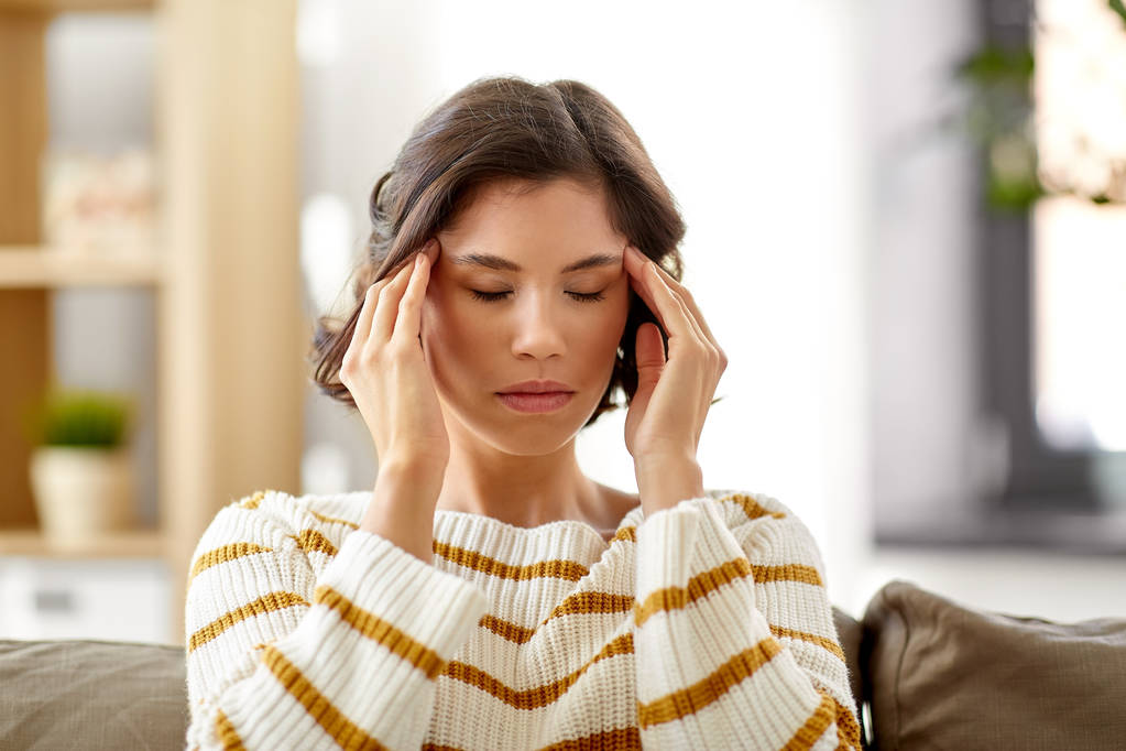 δυστυχισμένη γυναίκα, που υποφέρουν από πόνο στο κεφάλι στο σπίτι - Φωτογραφία, εικόνα