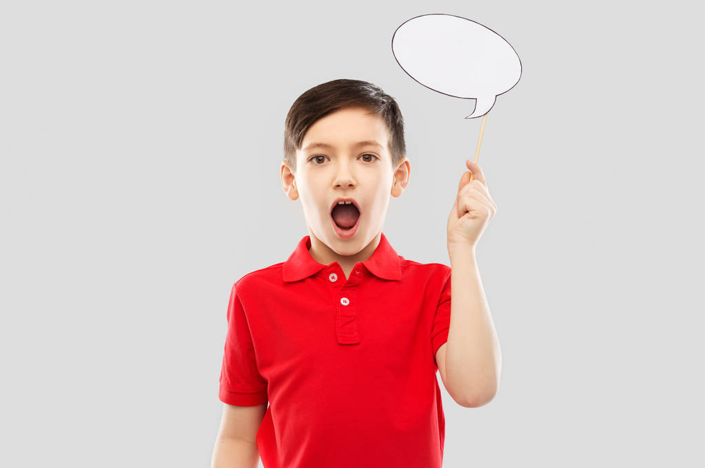 шокований хлопчик у червоній футболці з бульбашкою мовлення
 - Фото, зображення