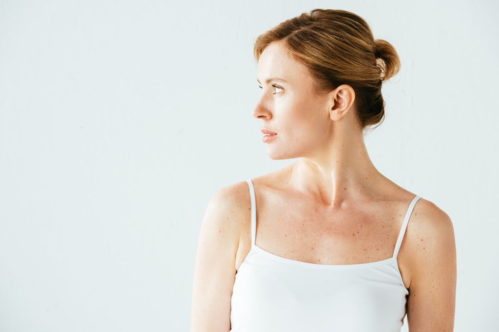 houkutteleva nainen melanooma seisoo eristetty valkoinen
  - Valokuva, kuva
