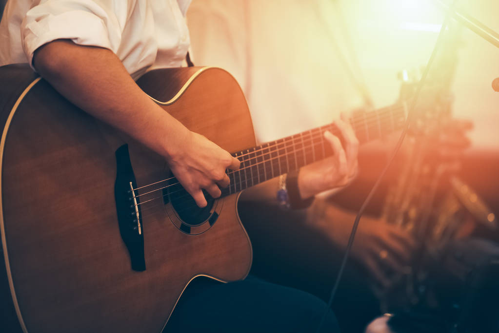 χέρια που παίζουν ακουστική κιθάρα στη σκηνή, κοντινό - Φωτογραφία, εικόνα