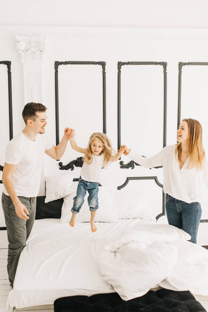  Счастливая семья в постели
 - Фото, изображение