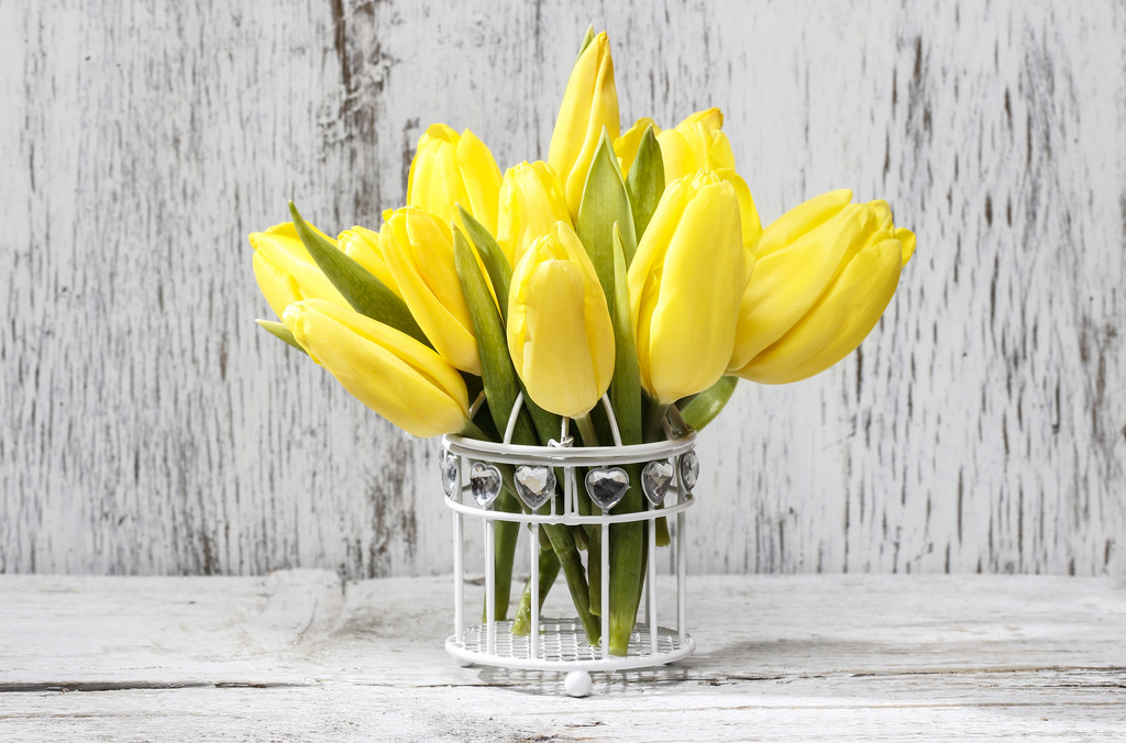 Pequeno buquê de tulipas amarelas no fundo de madeira branco
 - Foto, Imagem