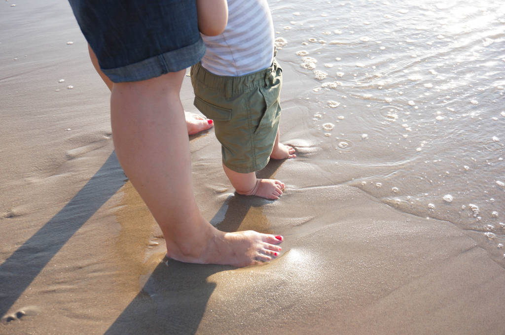 Yetişkin ve çocuk ayak plaj kum üzerinde - Fotoğraf, Görsel