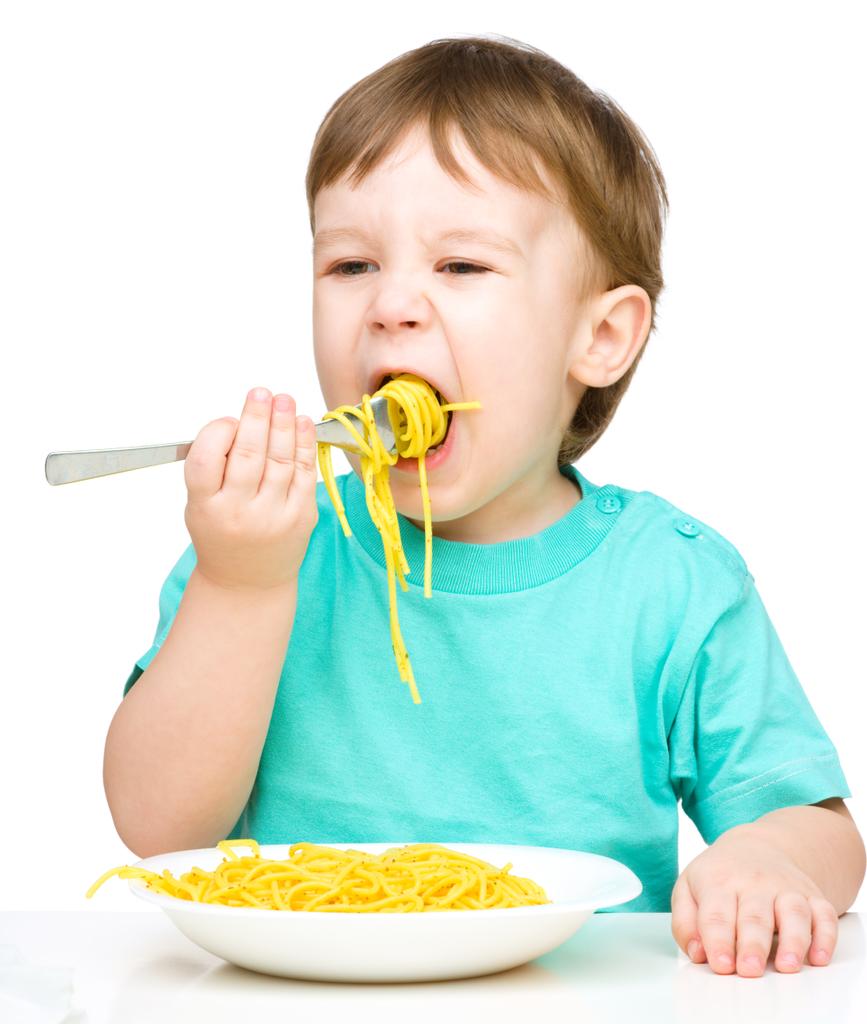 Мальчик ест спагетти.
 - Фото, изображение