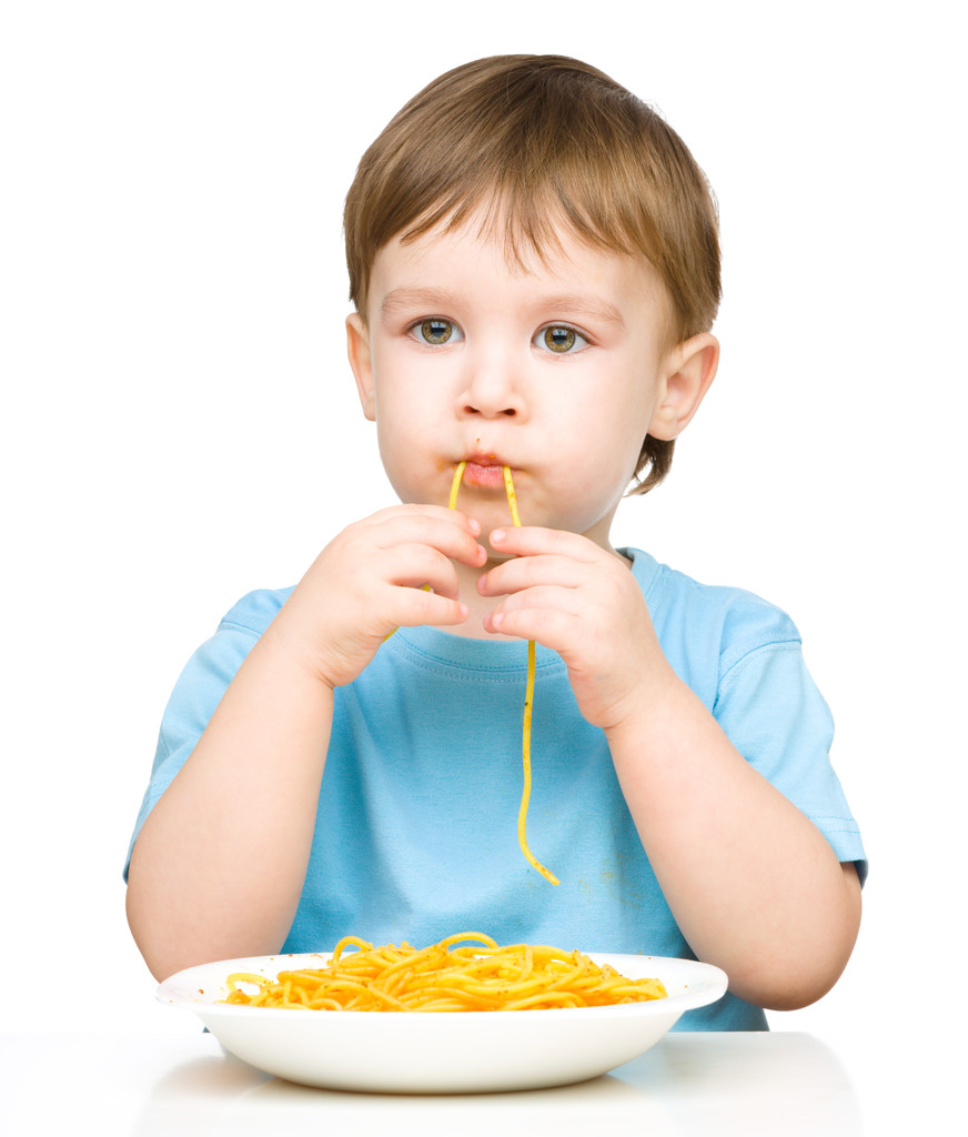 Il ragazzino sta mangiando degli spaghetti
 - Foto, immagini