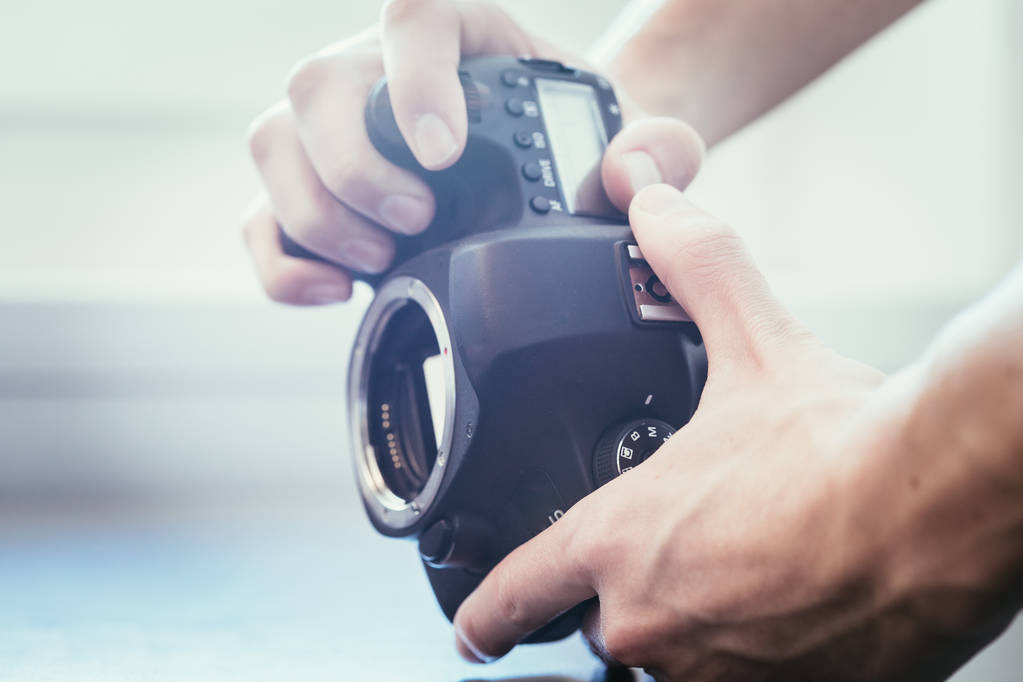 Photographe utilise un appareil photo professionnel, capteur ouvert
 - Photo, image
