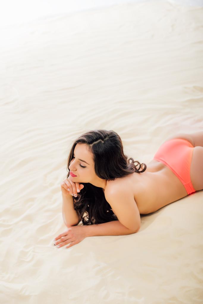 bela topless mulher jovem relaxante na praia de areia com espaço de cópia
 - Foto, Imagem