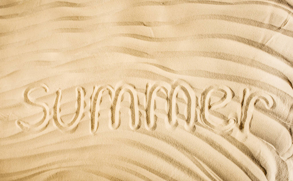 vista superior da palavra verão escrito em areia ondulada
  - Foto, Imagem