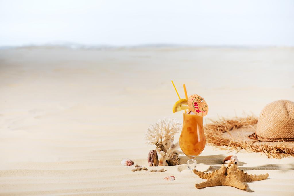 koktajl, rozgwiazda, słoma czapka, koralowce i kamienie morskie na piaszczystej plaży z kopią przestrzeni - Zdjęcie, obraz