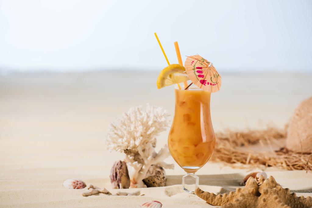 коктейль, морская звезда, коралловые и морские камни на песчаном пляже
 - Фото, изображение