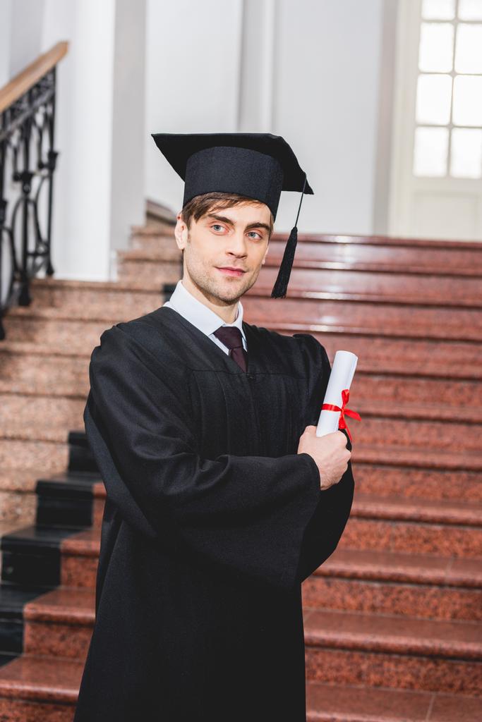 csinos fiatalember diplomaosztó Cap Holding diploma egyetemi  - Fotó, kép