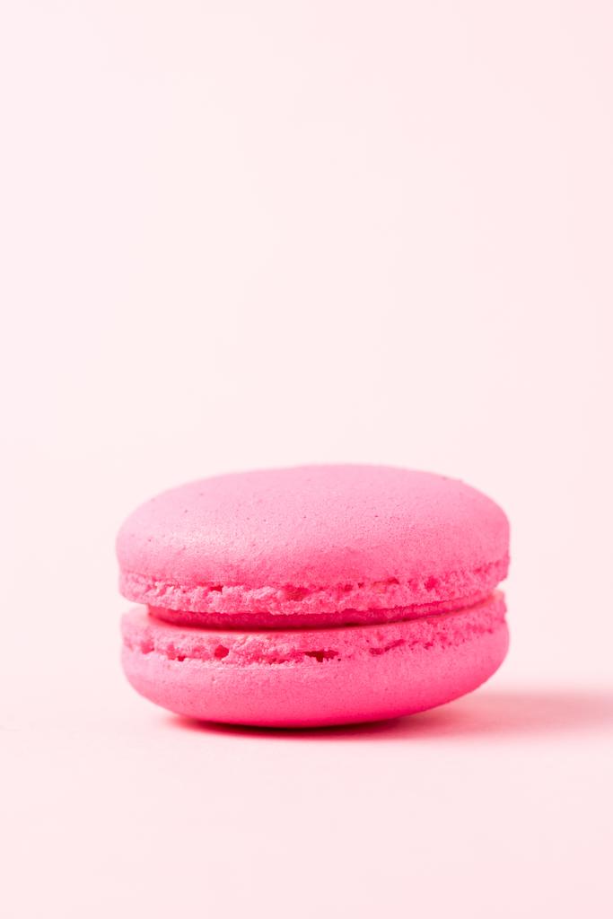 cookie macaron brillant avec remplissage sur surface rose
 - Photo, image