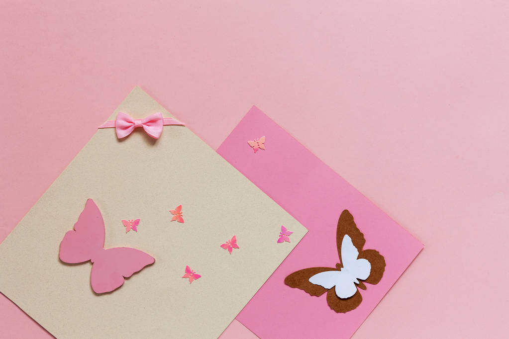 Schmetterlingsfigyrinen auf dem rosa Papierhintergrund - Foto, Bild