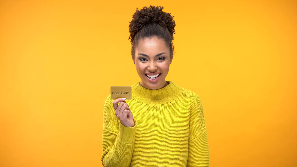 ゴールデン クレジット カード、Vip 銀行の豊かな人々 のためのプログラムを保持している黒人女性 - 写真・画像
