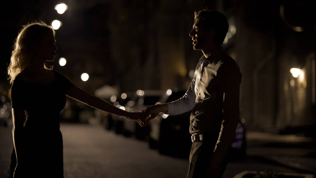 Couple d'amoureux dansant dans la rue vide nuit, datant et amour, séduction
 - Photo, image