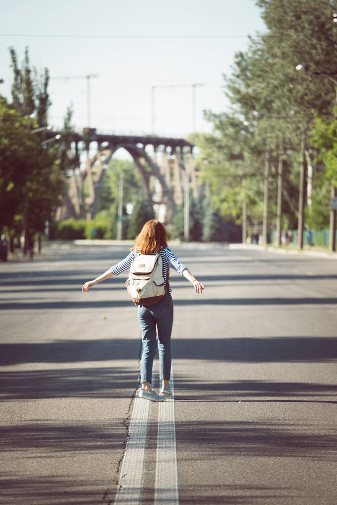 lány megy egy üres úton  - Fotó, kép