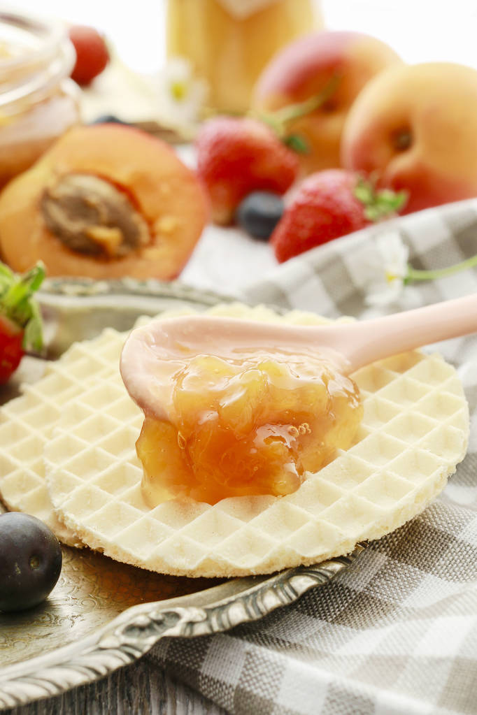 Café da manhã saboroso e saudável: waffles com geléia de frutas
.  - Foto, Imagem