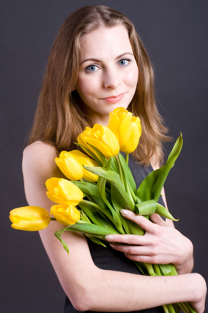 Mulher bonita segurando tulipas
 - Foto, Imagem